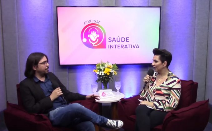 Psicologo Leonardo Gomes participando de um podcast com médica da região de Indaiatuba